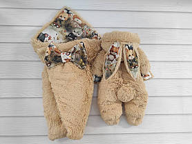 Комплект Зайчата конверт + комбінезон для новонароджених, бежевий з принтом