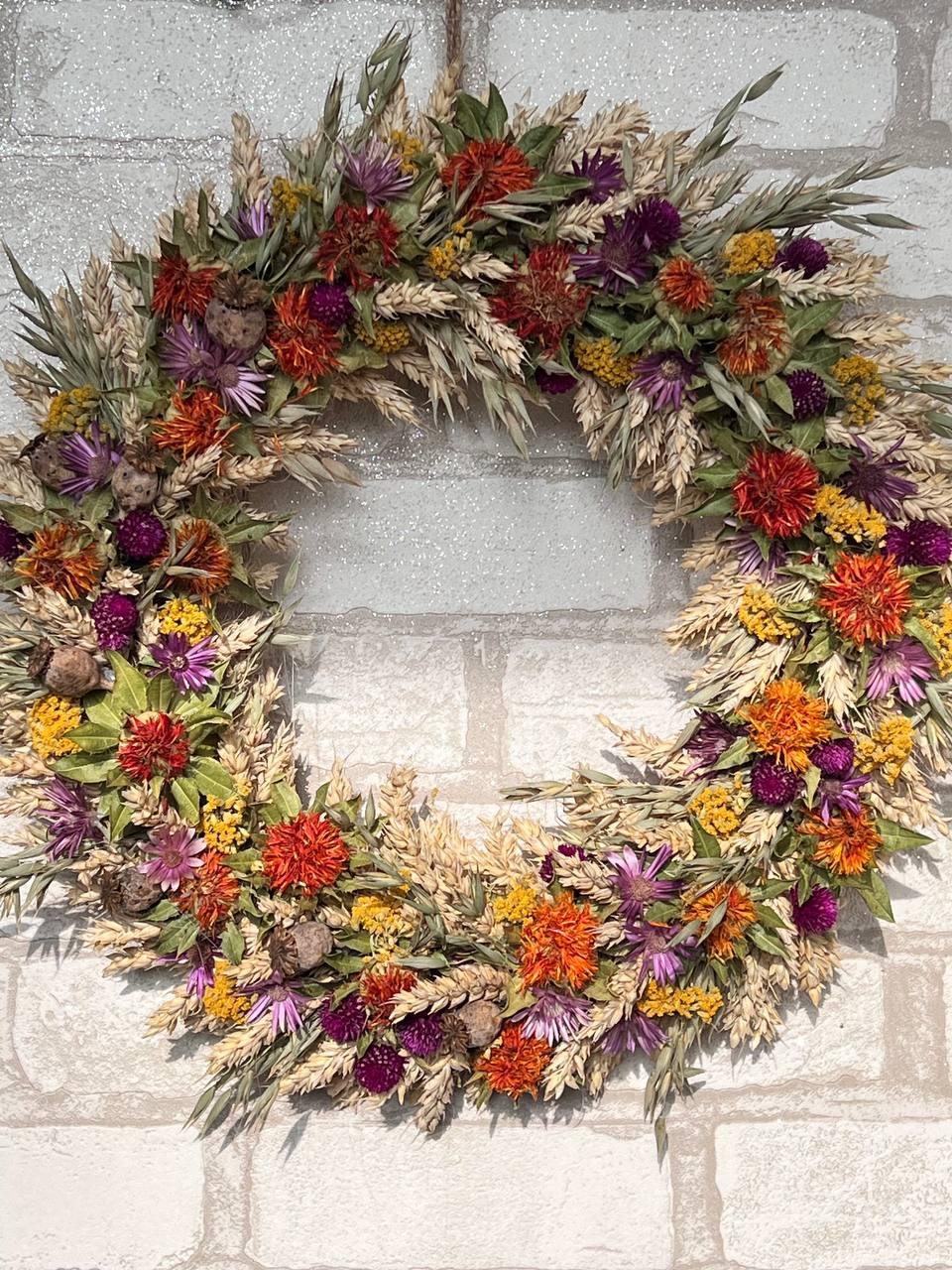Вінок з натуральних сухоцвітів сафлора і злаків, еко вінок оберіг на двері, флористичний вінок. Д 28 см, фото 1