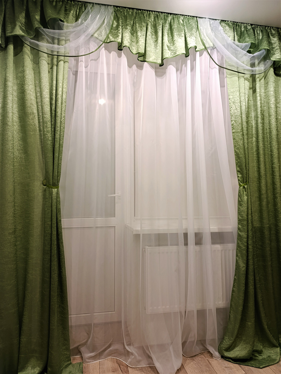 Легкий комплект штор із ламбрекеном із жатки "Стар"