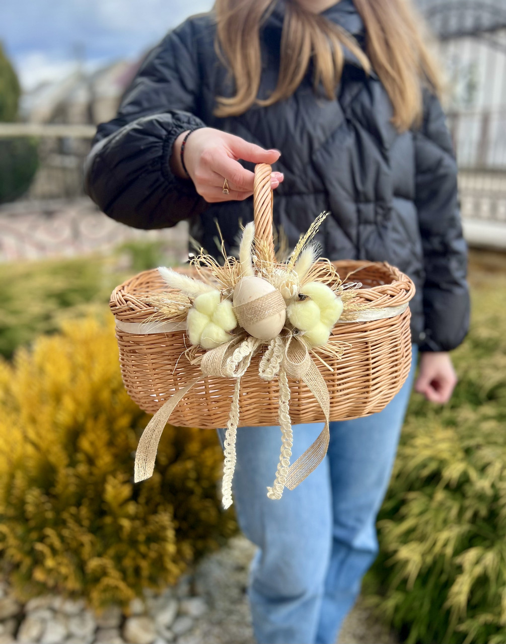 Корзина плетена Великодня з лози
