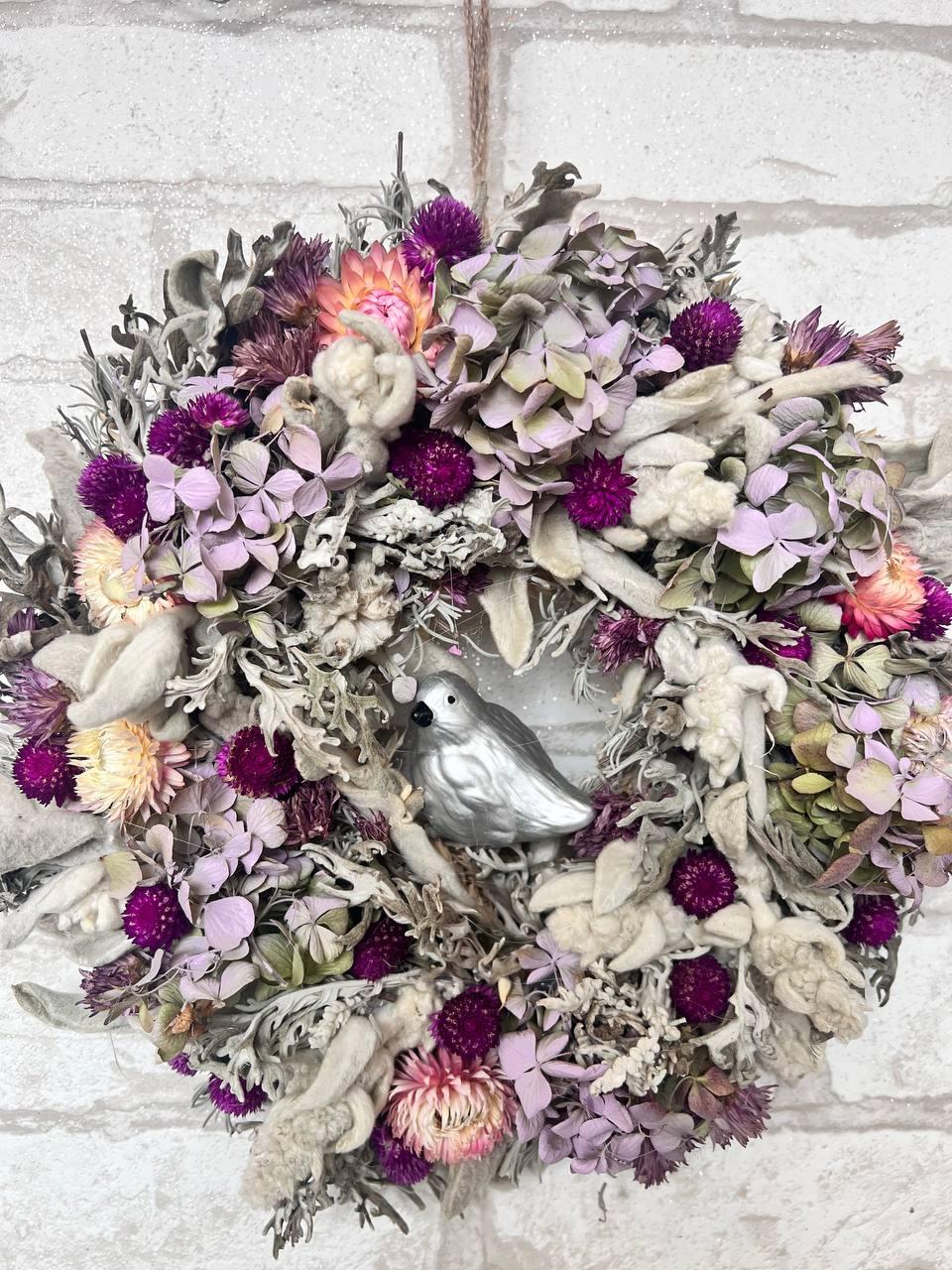 Вінок з натуральних сухоцвітів з пташкою , великодній вінок оберег на двері Срібний серпанок , д 28 см, фото 1