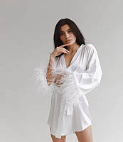 Білий атласний халат із пір'ям на рукавах