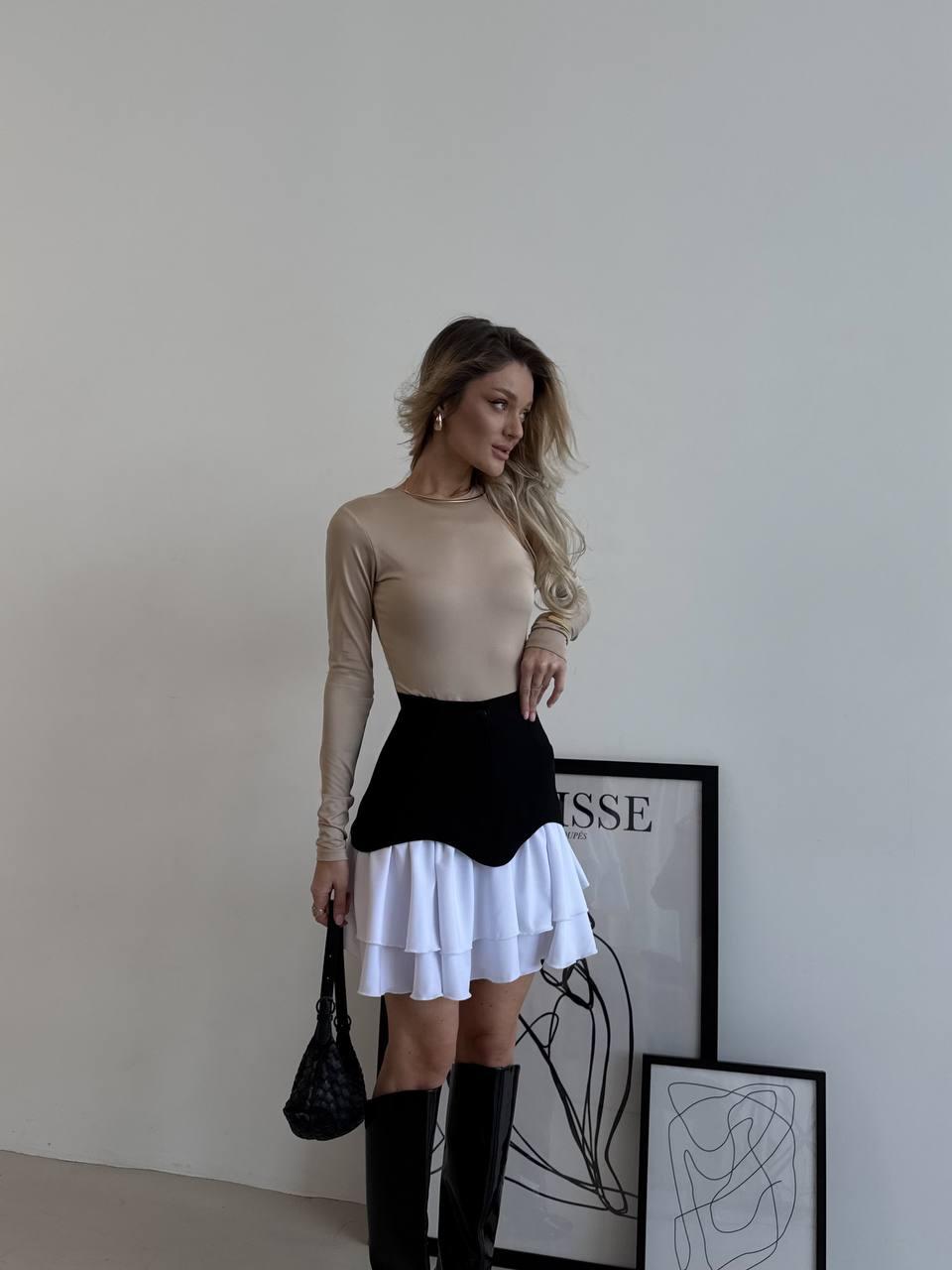 Жіноча модна базова трендова міні спідниця з білими воланами джинс + софт коротка весняна, фото 1