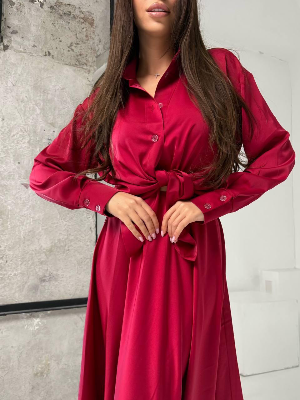 Бордовий жіночий базовий стильний костюм-двійка з якісного шовку: сорочка на гудзиках та спідниця-міді, фото 1