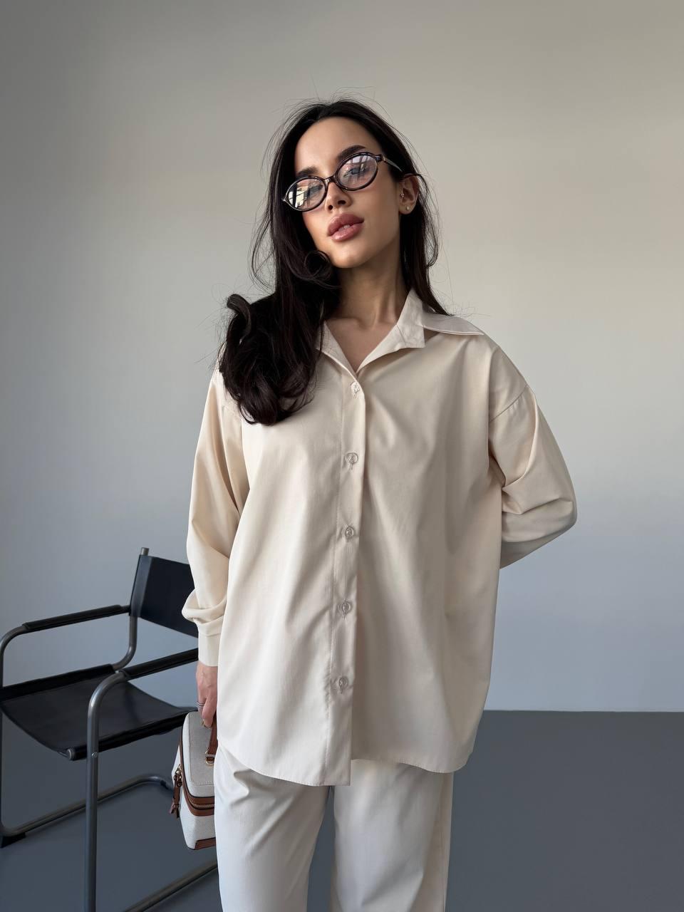 Бежевий жіночий базовий повсякденний костюм-двійка з котону: широкі Штани та Сорочка на ґудзиках, фото 1