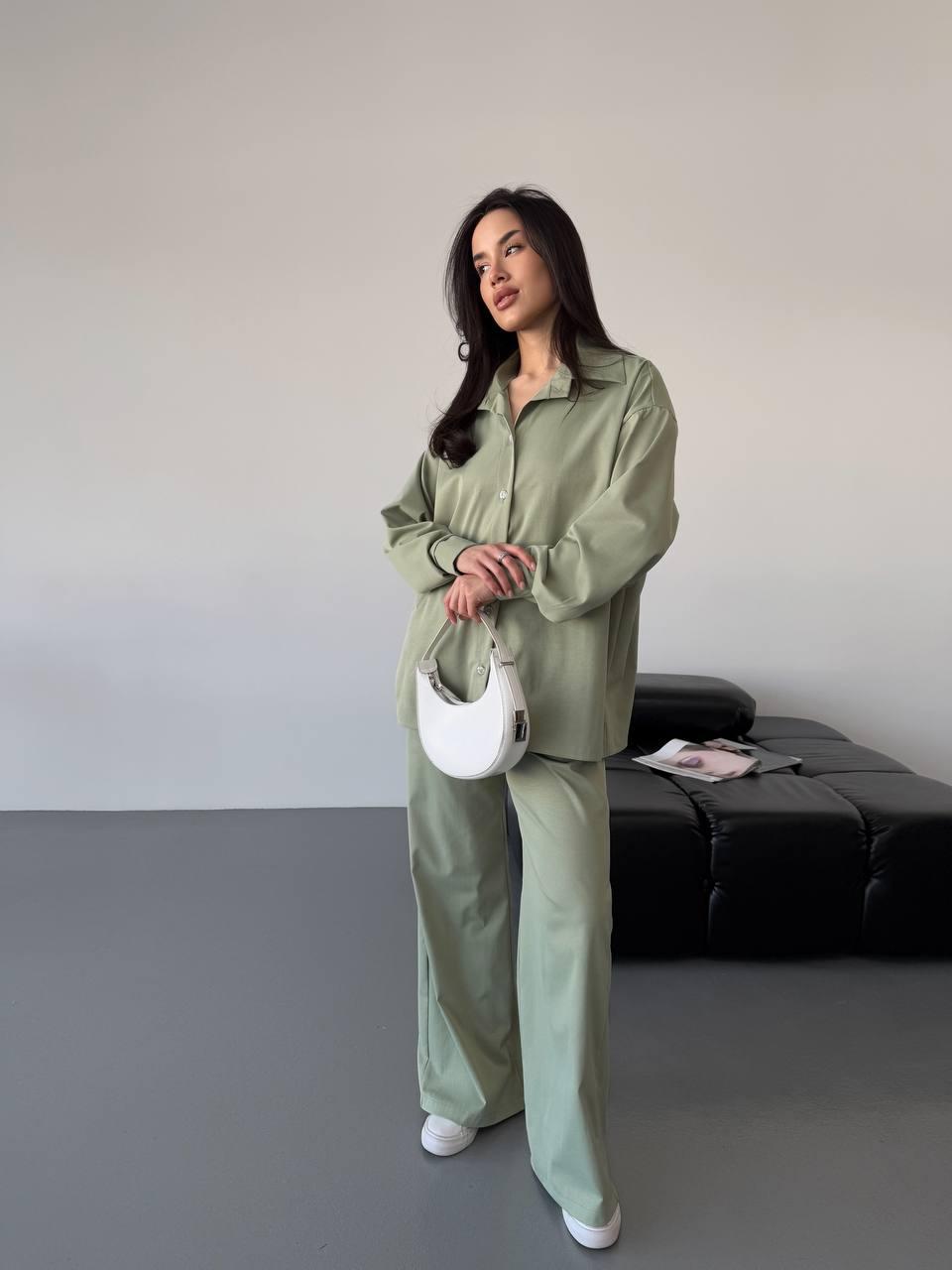 Оливковий жіночий базовий повсякденний костюм-двійка з котону: широкі Штани та Сорочка на ґудзиках, фото 1