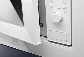 Electrolux Мікрохвильова піч вбудована, 17л, електрон. керування, 700Вт, дисплей, білий