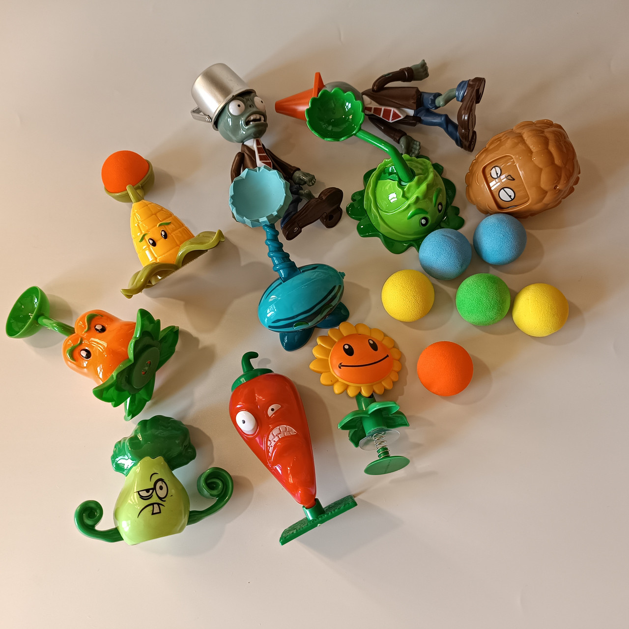 Набір фігурок 12 штук Plants vs Zombies Рослини проти зомбі плюс аксесуари.
