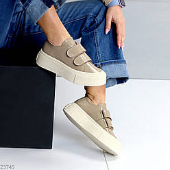 Модні лакові бежеві кеди на липучках натуральна шкіра глянець