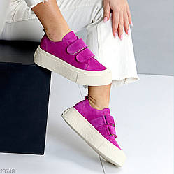 Модні яскраві малинові кеди на липучках натуральна замша на платформі