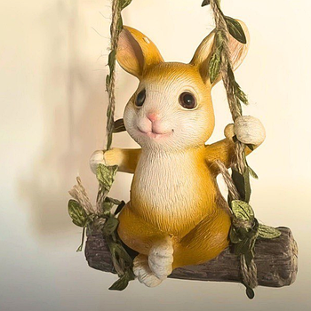 Декор для дому чи саду у вигляді забавного зайчика на гойдалці