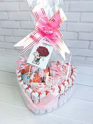 Серце з цукерок і шоколадок Кіндер Kinder Surprise і Рафаелло оригінальний солодкий подарунок з листівкою