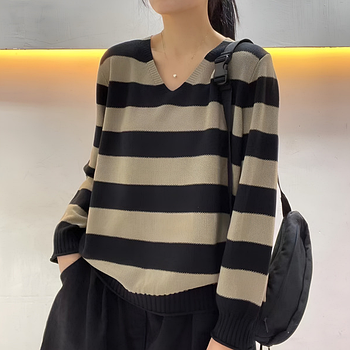 Жіночий пуловер джемпер має вільний прямий крій з V-подібним вирізом чорний, one size