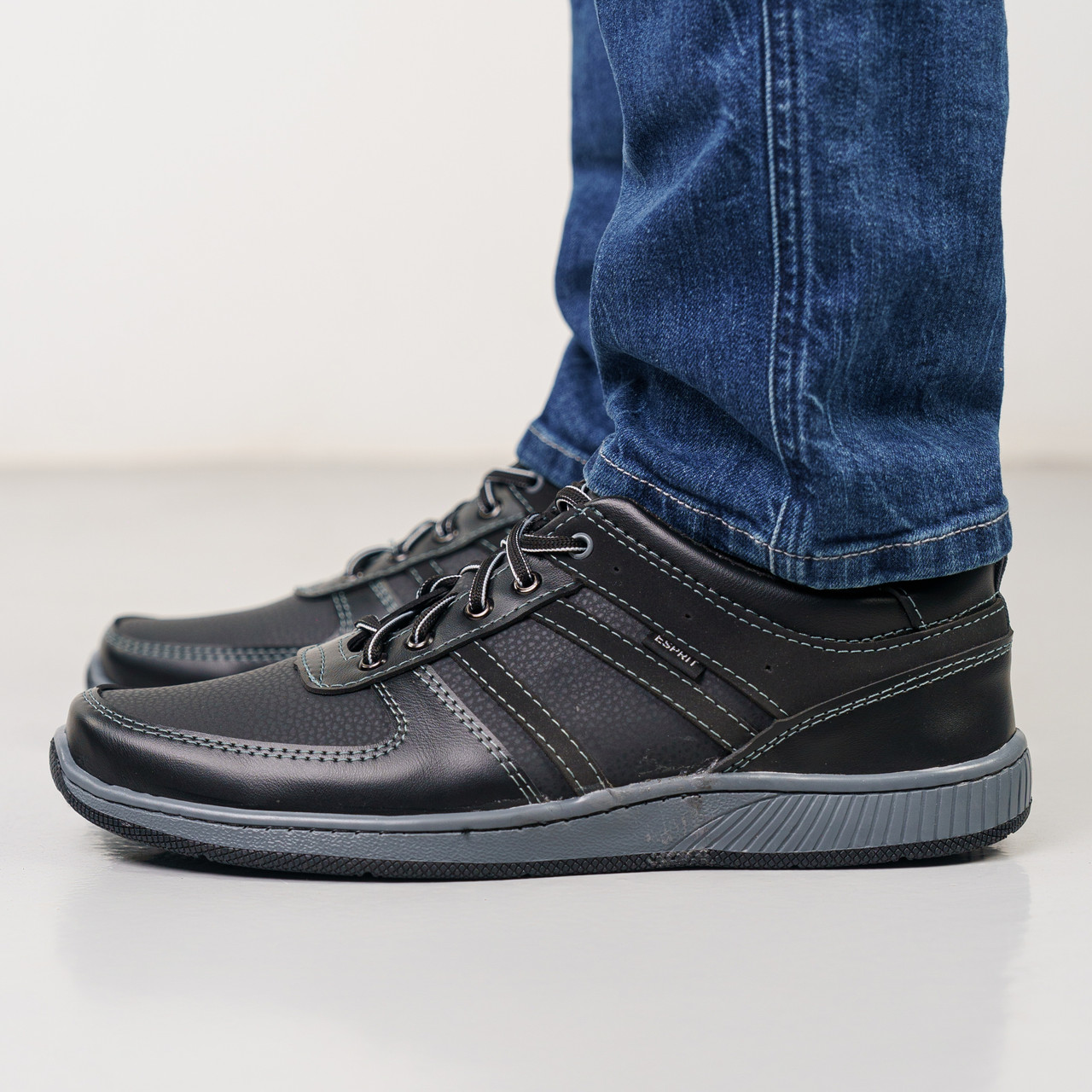 Кросівки чоловічі чорні з пресованої шкіри