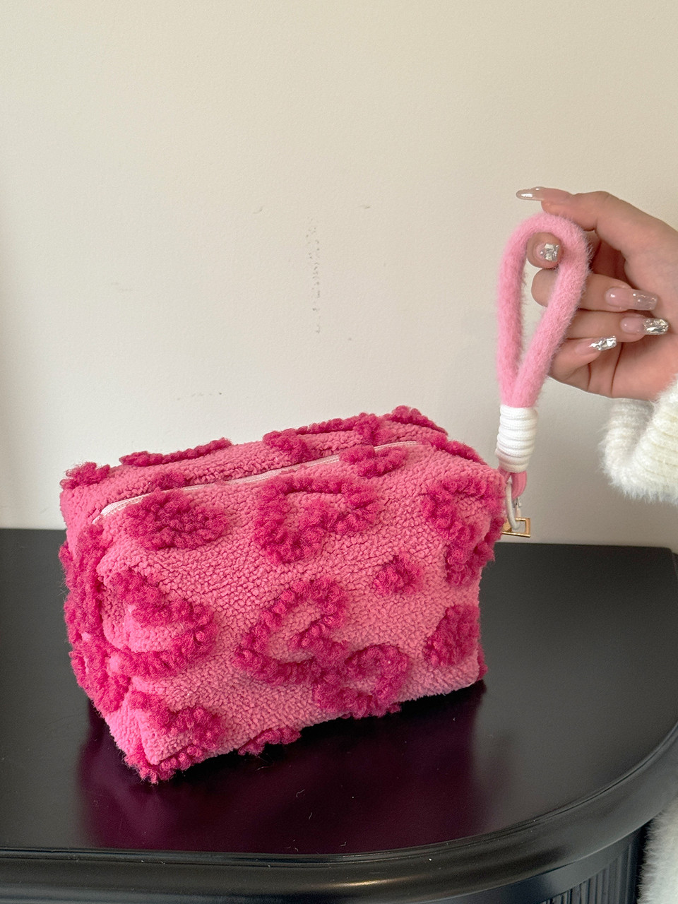 Велика вмістка плюшева косметичка "Fluffy Hearts". Малиновий (20х9х11 см).