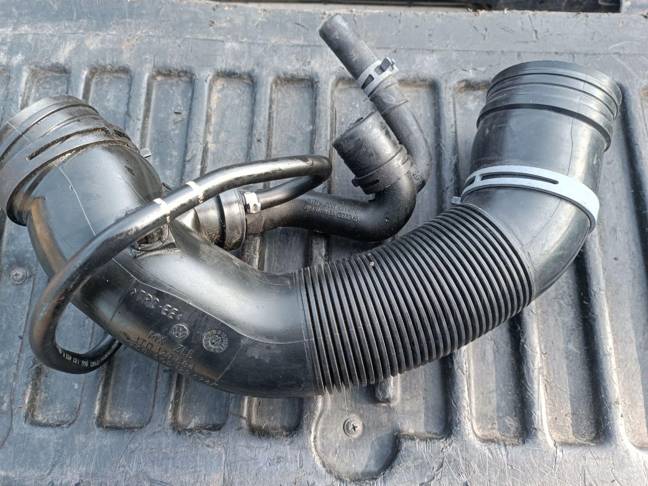 Повітряний патрубок volkswagen jetta 6