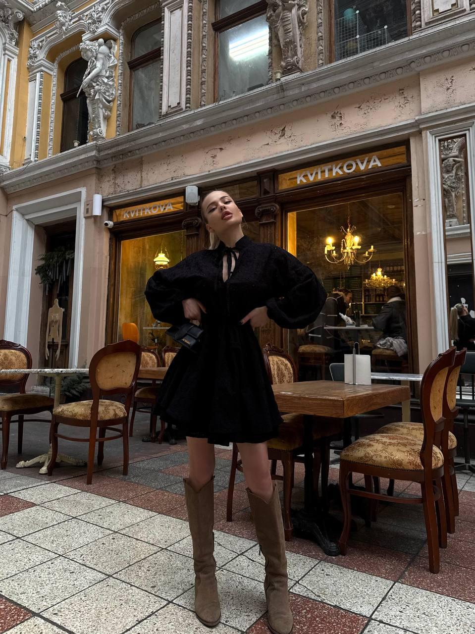 Сукня вільного крою з подвійною спідницею чорного кольору