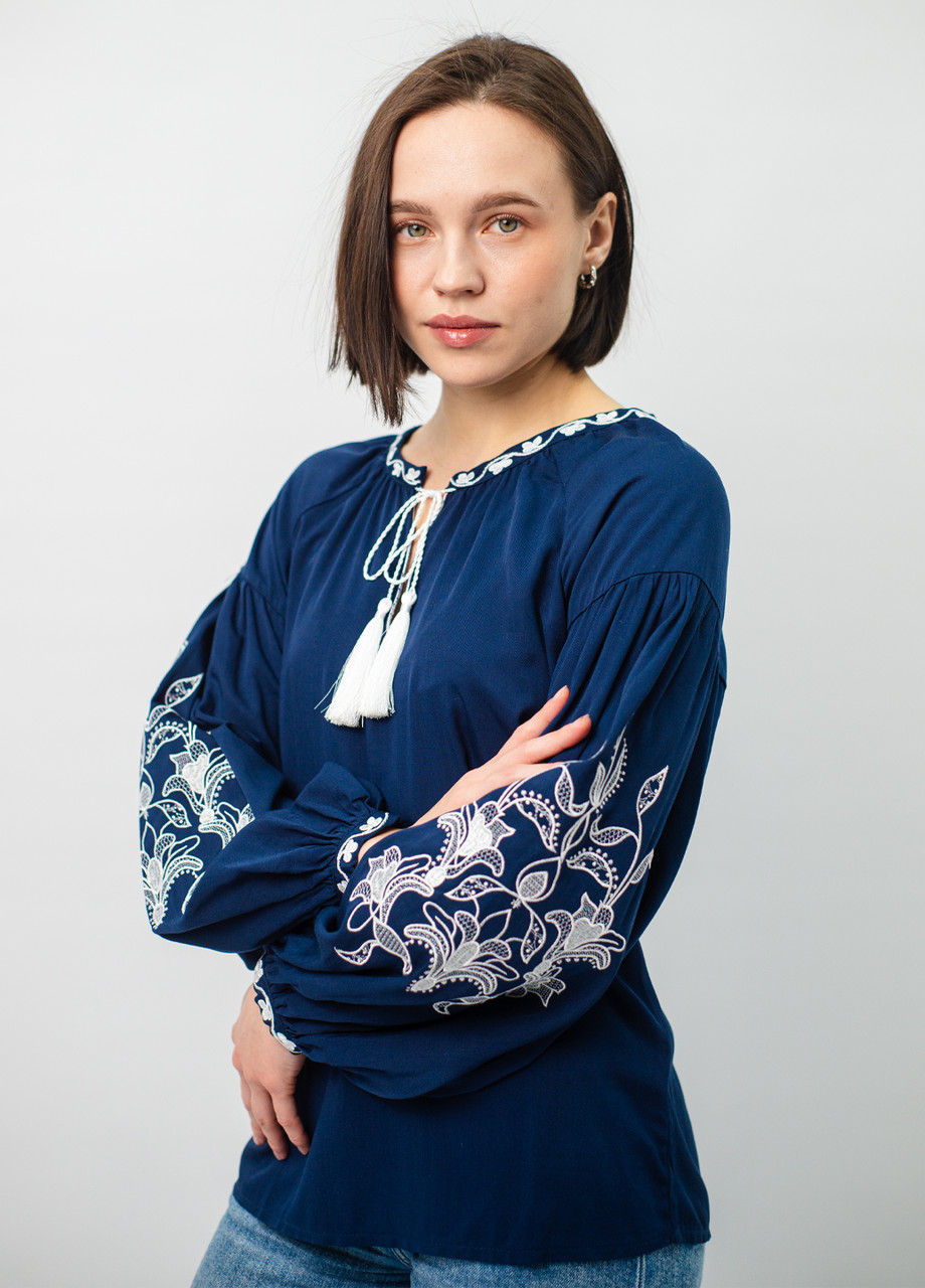 Вишиванка жіноча зі штапелю з довгим рукавом "Гармонія" темно-синя біла вишивка
