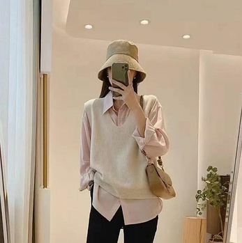 Пуловер жилетка жіноча має фасон "кажан" з V-подібним вирізом, біла