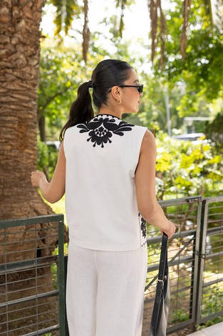 Вишита жилетка білого кольору із синьою квітковою вишивкою розміри S, M, L., фото 2