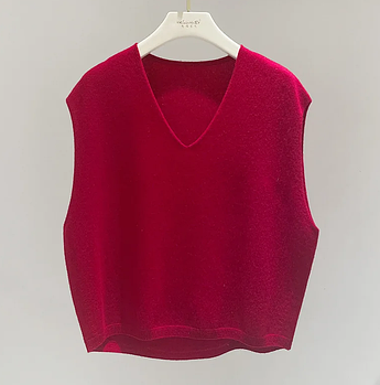 Пуловер жилетка жіноча має фасон "кажан" з V-подібним вирізом, червона