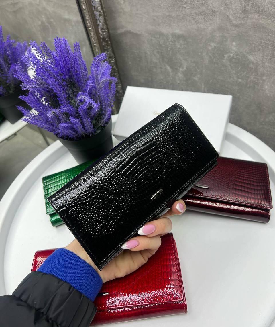 Жіночий шкіряний гаманець портмоне на магнітах лаковий чорний натуральна шкіра