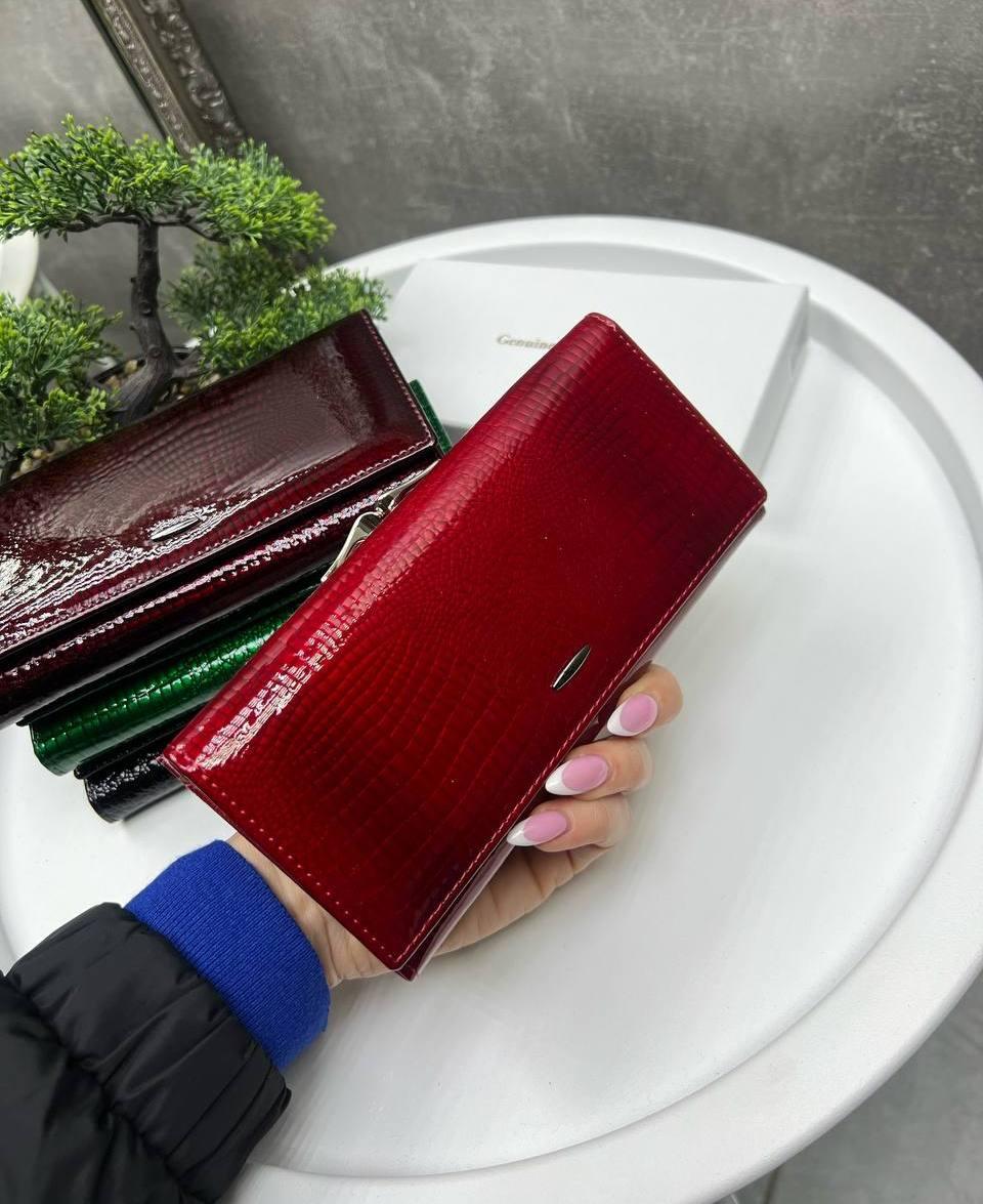 Жіночий шкіряний гаманець портмоне на магниті лаковий червоний натуральна шкіра