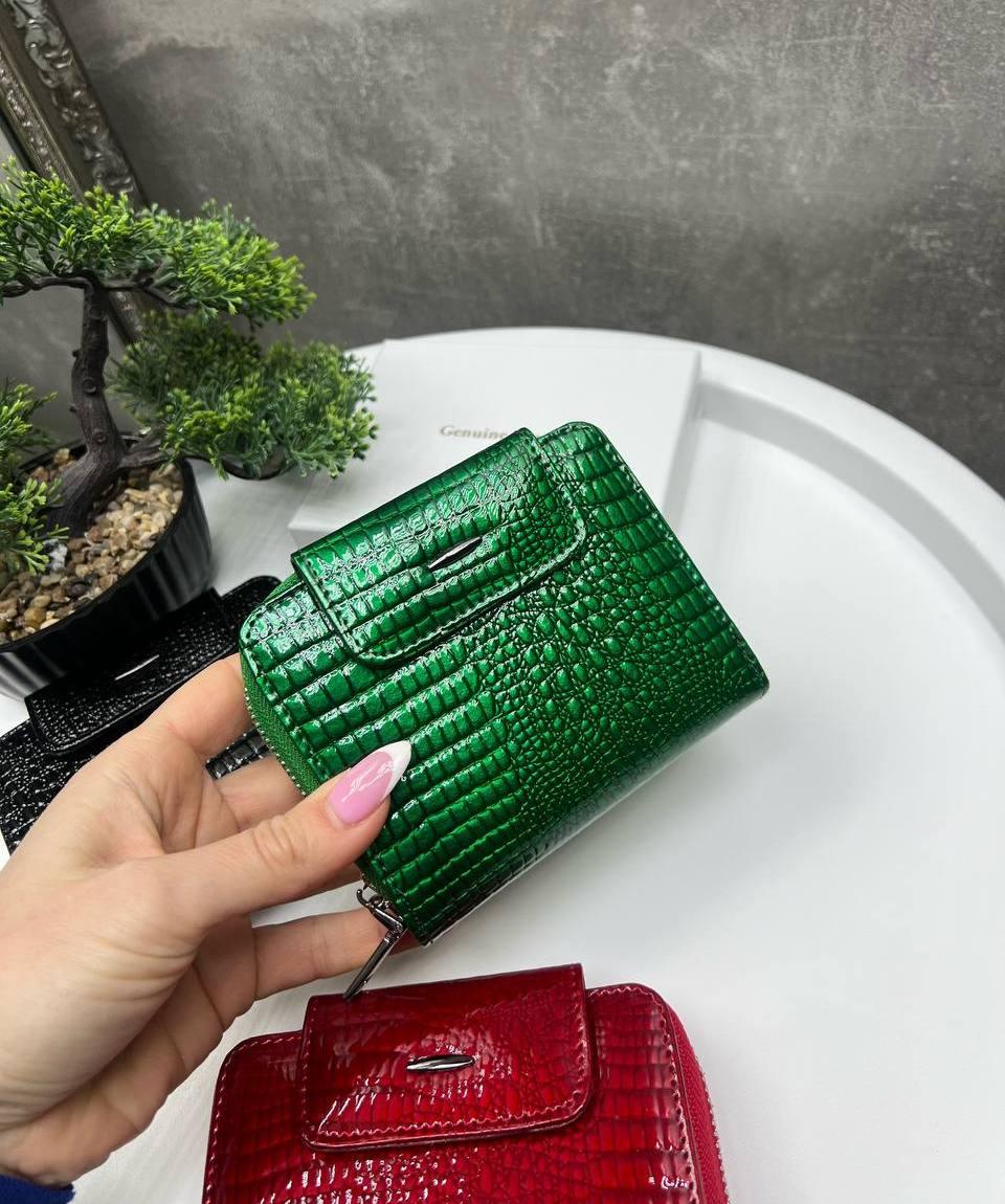 Жіночий шкіряний гаманець портмоне на магниті лаковий зелений натуральна шкіра