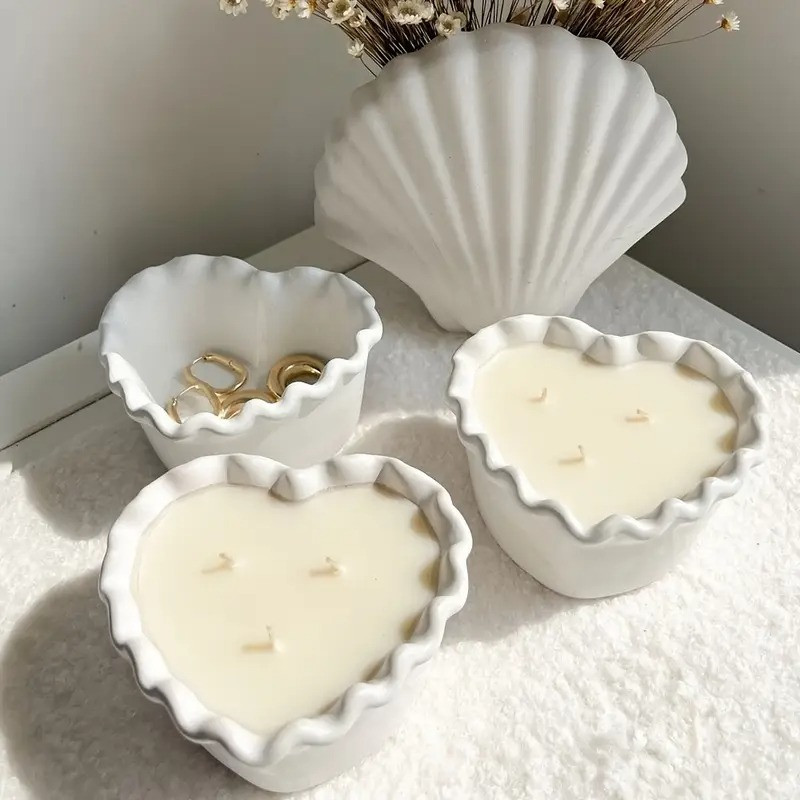 Витончена соєва свічка в білому гіпсовому свічнику у формі Хвилястого Серця, фото 1