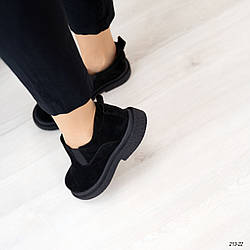 Жіночі замшеві туфлі черного кольору з резинками з боків
