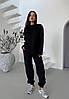 Жіночий чорний об'ємний костюм-двійка з приємного вельвету: кофта прямого крою і штани з манжетами, фото 3