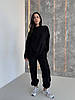 Жіночий чорний об'ємний костюм-двійка з приємного вельвету: кофта прямого крою і штани з манжетами, фото 5