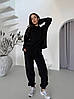 Жіночий чорний об'ємний костюм-двійка з приємного вельвету: кофта прямого крою і штани з манжетами, фото 6