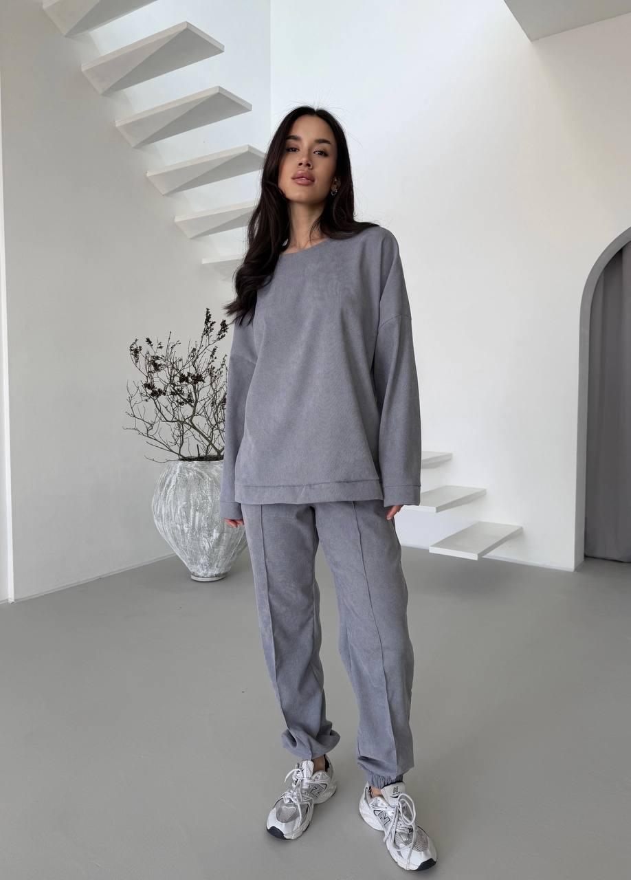 Жіночий світло-сірого об'ємний костюм-двійка з приємного вельвету: кофта прямого крою і штани з манжетами, фото 1