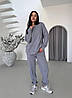 Жіночий світло-сірого об'ємний костюм-двійка з приємного вельвету: кофта прямого крою і штани з манжетами, фото 4