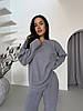 Жіночий світло-сірого об'ємний костюм-двійка з приємного вельвету: кофта прямого крою і штани з манжетами, фото 6