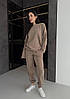 Жіночий об'ємний костюм-двійка з приємного вельвету: кофта прямого крою і штани з манжетами відтінку мокко, фото 5
