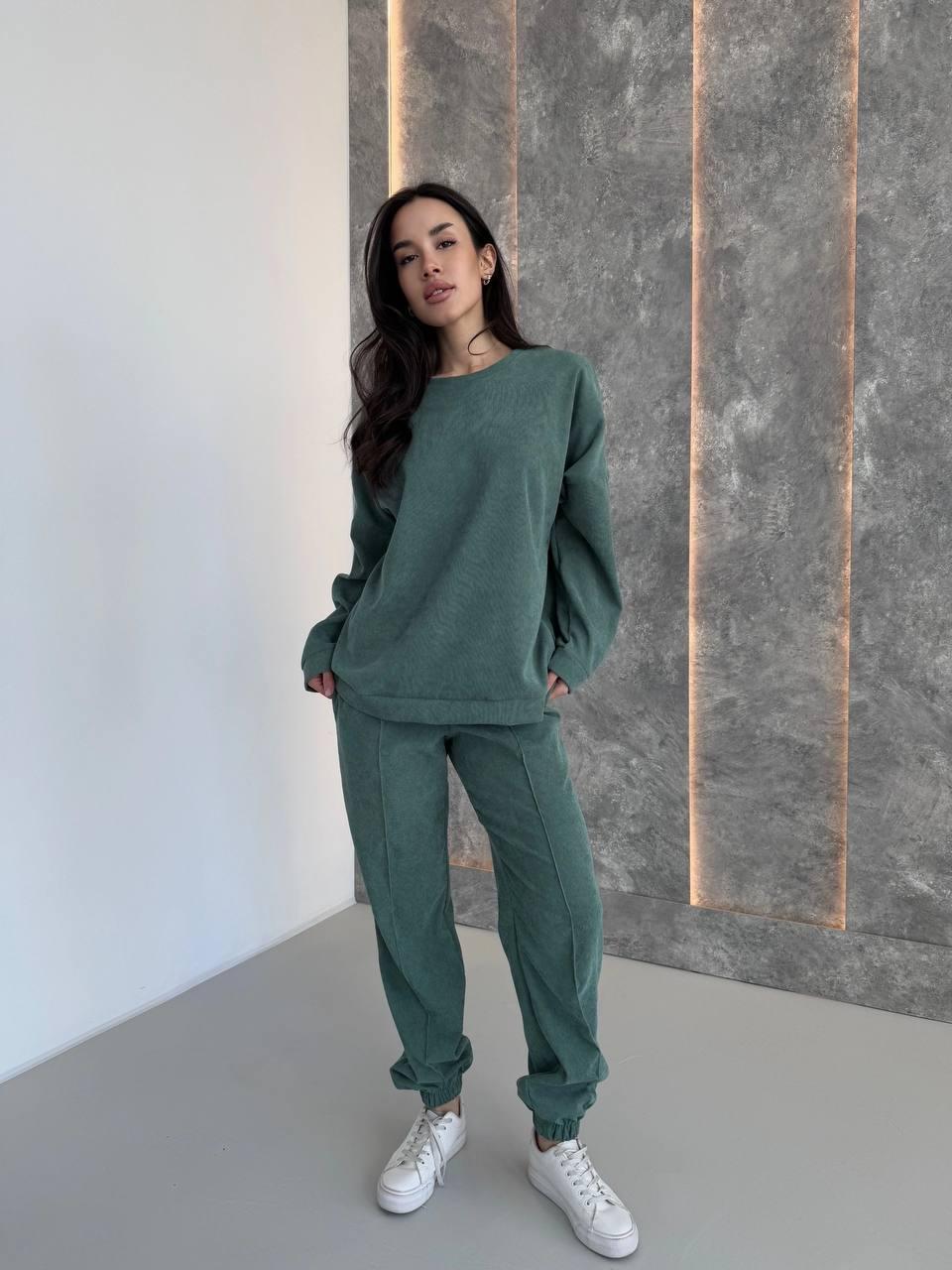 Жіночий об'ємний костюм-двійка з приємного вельвету: кофта прямого крою і штани з манжетами відтінку оливка, фото 1