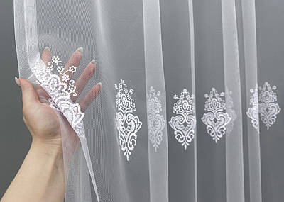 Залишок (1,1х3,1м.) тканини фатин з вишивкою і люрексом. Колір холодний білий. Код 1571ту 00-770