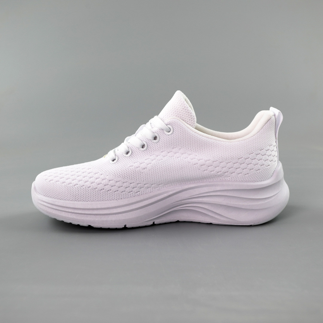 Білі жіночі текстильні кросівки на шнурівці з товстою гумовою підошвою