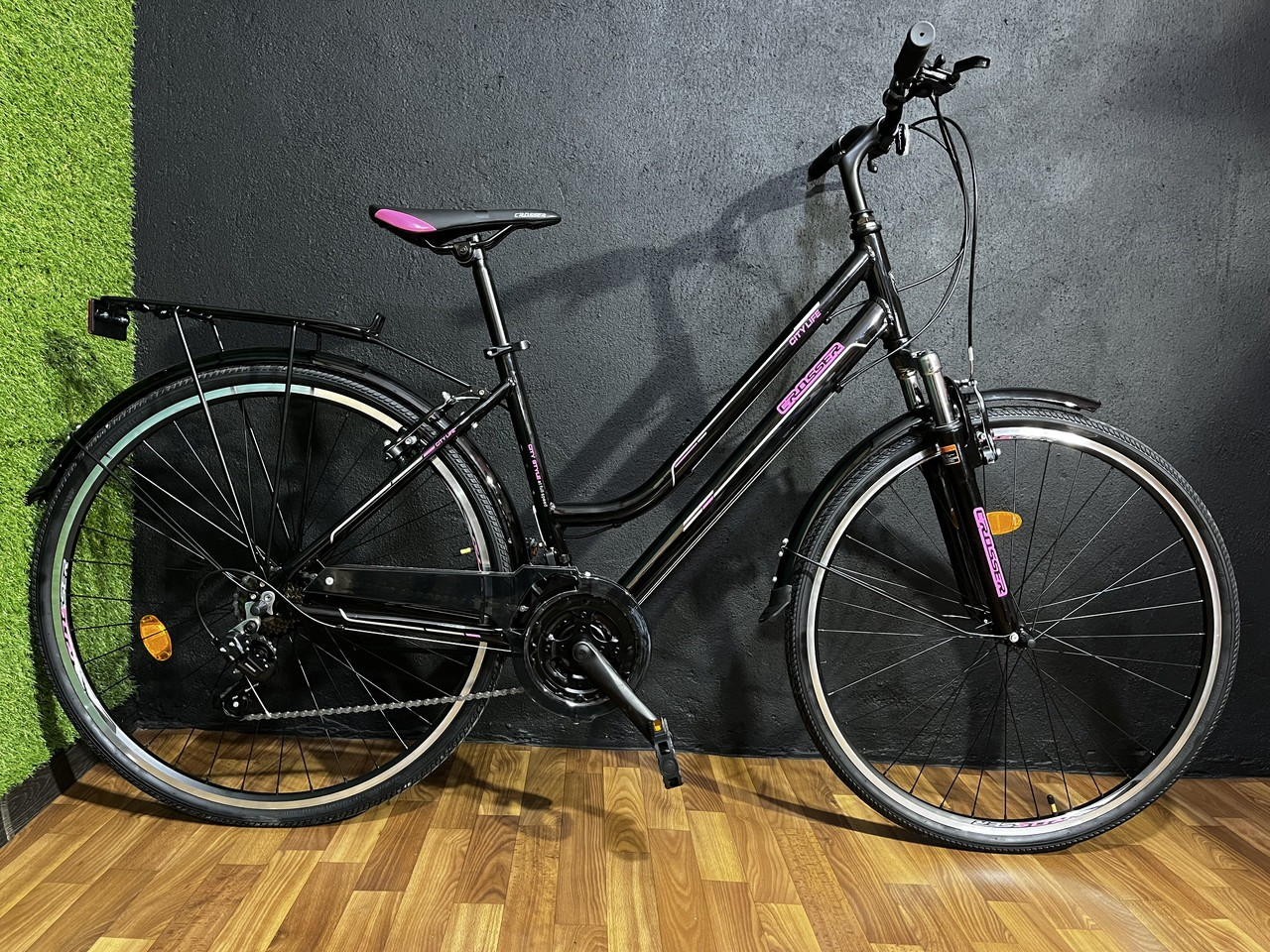 Велосипед міський двоколісний на алюмінієвій рамі Crosser City Life Lady 28" рама 18" Чорно-рожевий