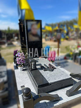 Військовий пам'ятник з габра і вісконт вайт