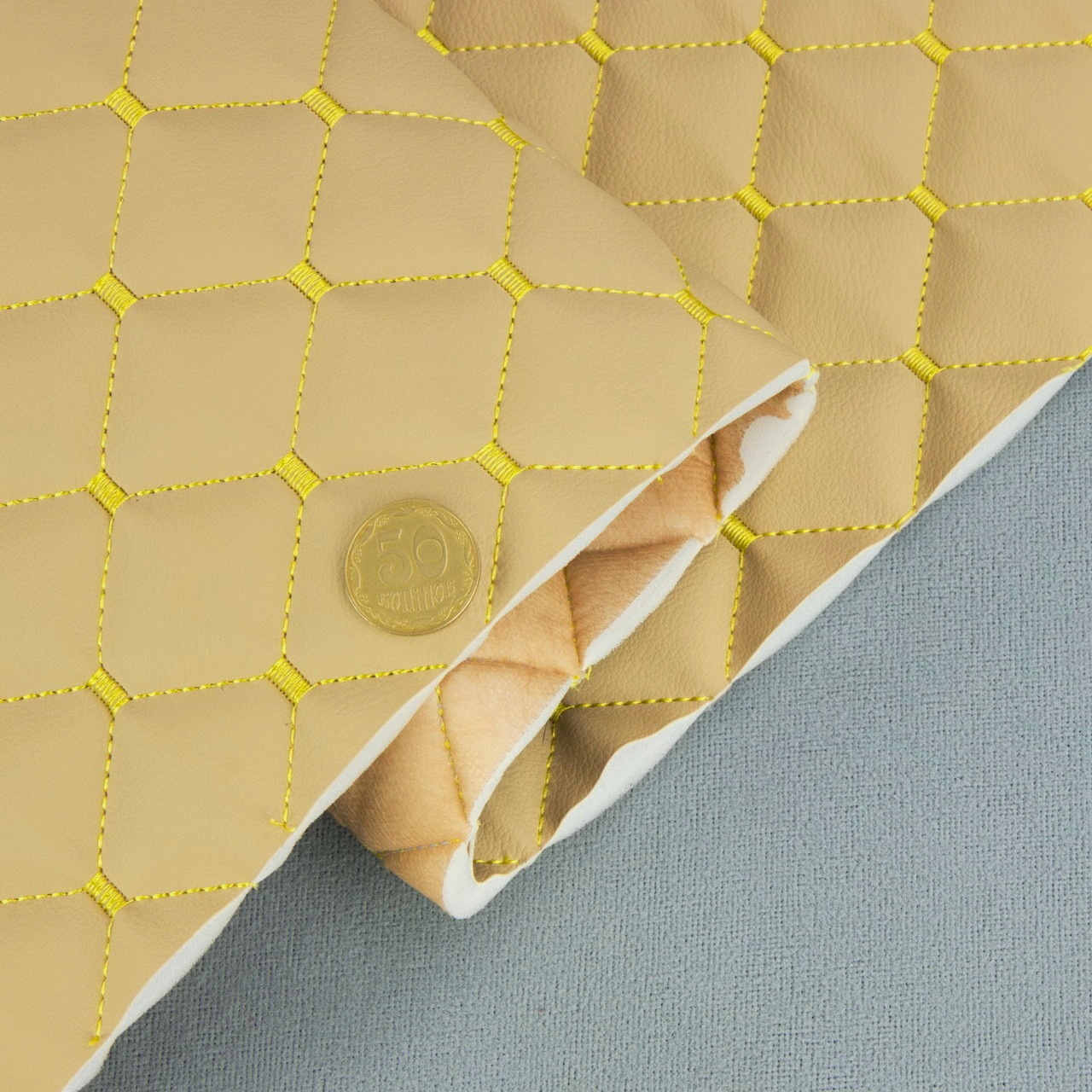 Стьобаний шкірзам Maldive "Ромб бежевий" із жовтою ниткою, на поролоні 7мм, флізелін, ширина .1,35 м Туреччина, фото 1