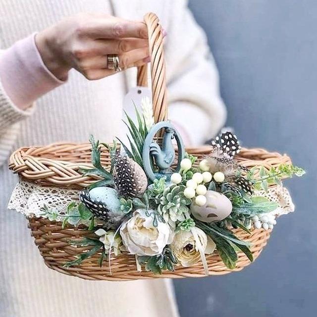 Декор великоднього кошика штучною зеленню