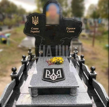 Пам'ятник військовому з покостовки і габро