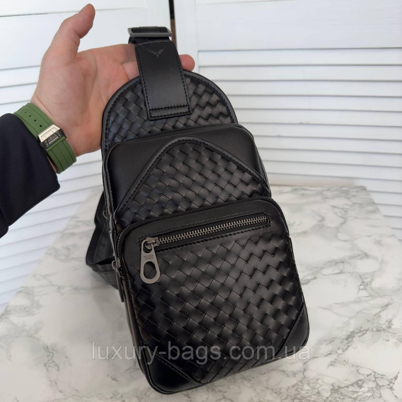 Чоловіча нагрудна сумка-слінг Bottega Veneta