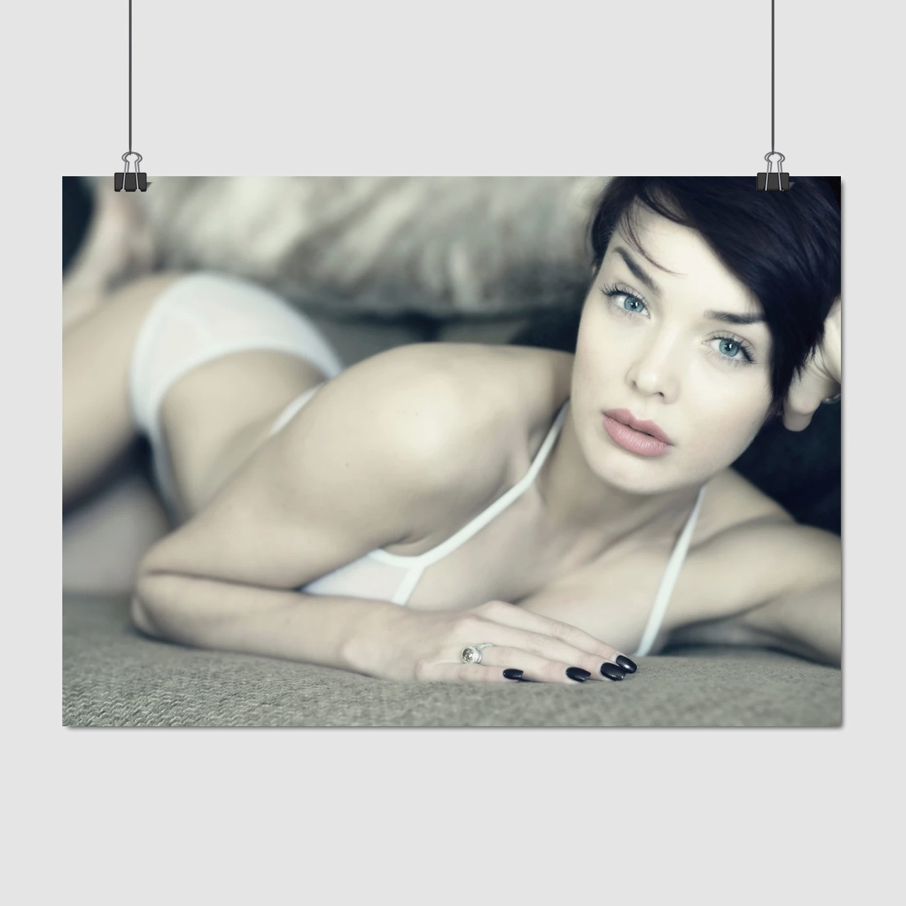 Плакат "Дівчина в купальнику на дивані", 43×60см