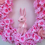Пасхальний і весняний вінок на двері чи стіну у формі яйця з рожевої сакури та зайчиком, фото 4