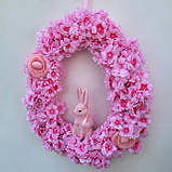 Пасхальний і весняний вінок на двері чи стіну у формі яйця з рожевої сакури та зайчиком, фото 3