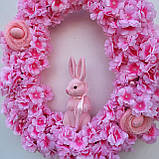 Пасхальний і весняний вінок на двері чи стіну у формі яйця з рожевої сакури та зайчиком, фото 5